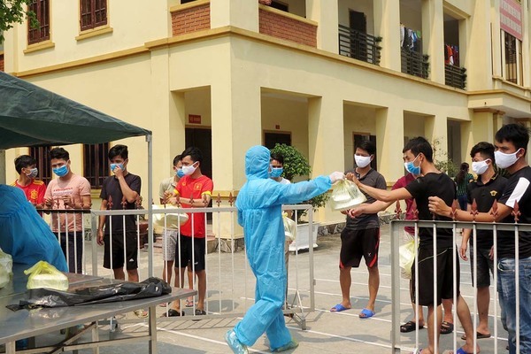 Bộ đội nấu cháo cho trẻ em trong khu cách ly ở Nghệ An