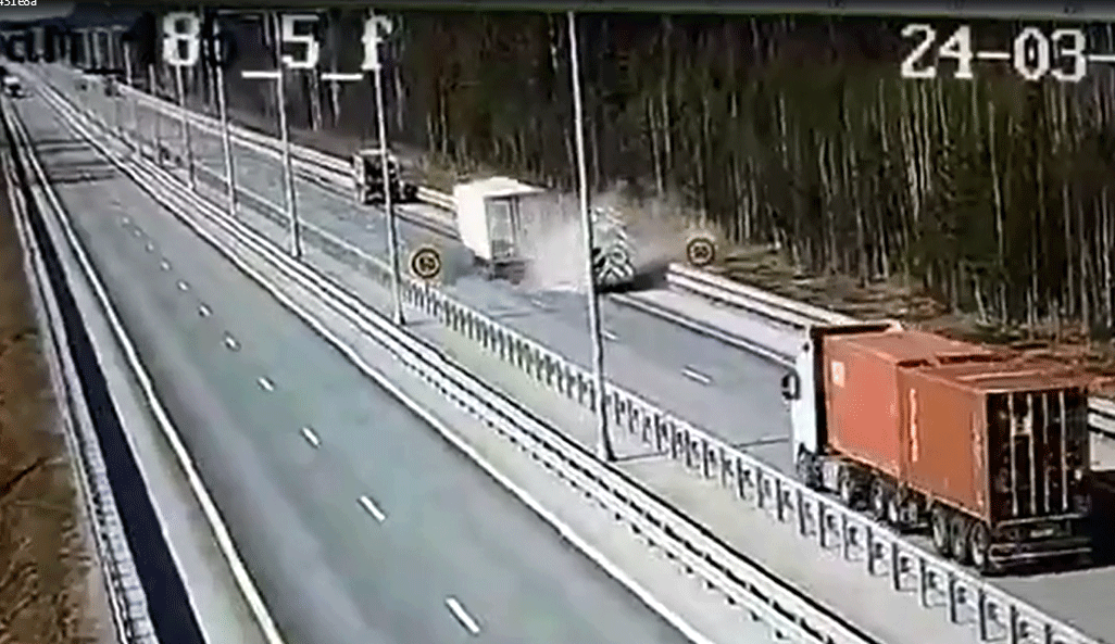 Xe tải mất lái, đâm 2 công nhân, bay xuống mương