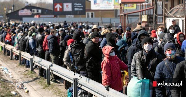 Hàng ngàn người Ukraina đổ về biên giới Ba Lan chờ về nước trước giờ phong tỏa