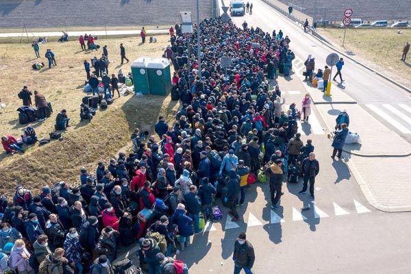 Hàng ngàn người Ukraina đổ về biên giới Ba Lan chờ về nước trước giờ phong tỏa