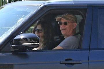 Vợ chồng diễn viên Tom Hanks lái xe trên đường khiến fan bất ngờ