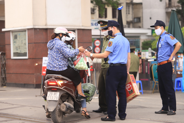 Tiếp tế thực phẩm sau lệnh 'nội bất xuất, ngoại bất nhập' BV Bạch Mai