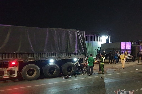 Lao vào đuôi xe container bên đường, 2 thanh niên tử vong tại chỗ