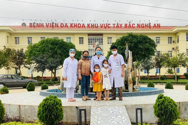 2 chị em gái ‘đập lợn’ ủng hộ tiền chống dịch Covid-19