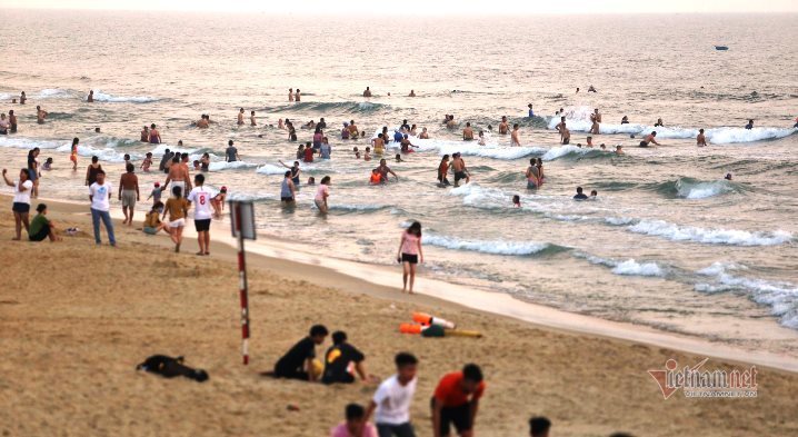 Nghìn người Quảng Nam tập trung tắm biển bất chấp lệnh cấm tụ tập