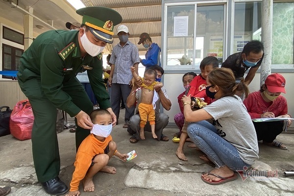 Người cách ly muốn ăn cơm chay, biên phòng chạy hàng chục km đi mua