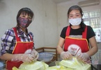 Những cô giáo tình nguyện đi nấu ăn ở khu cách ly biên giới