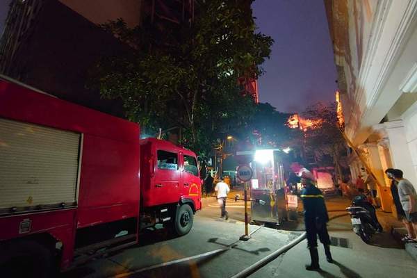 Cháy tầng thượng nhà 3 tầng, cách cây xăng Nam Đồng chỉ 60m