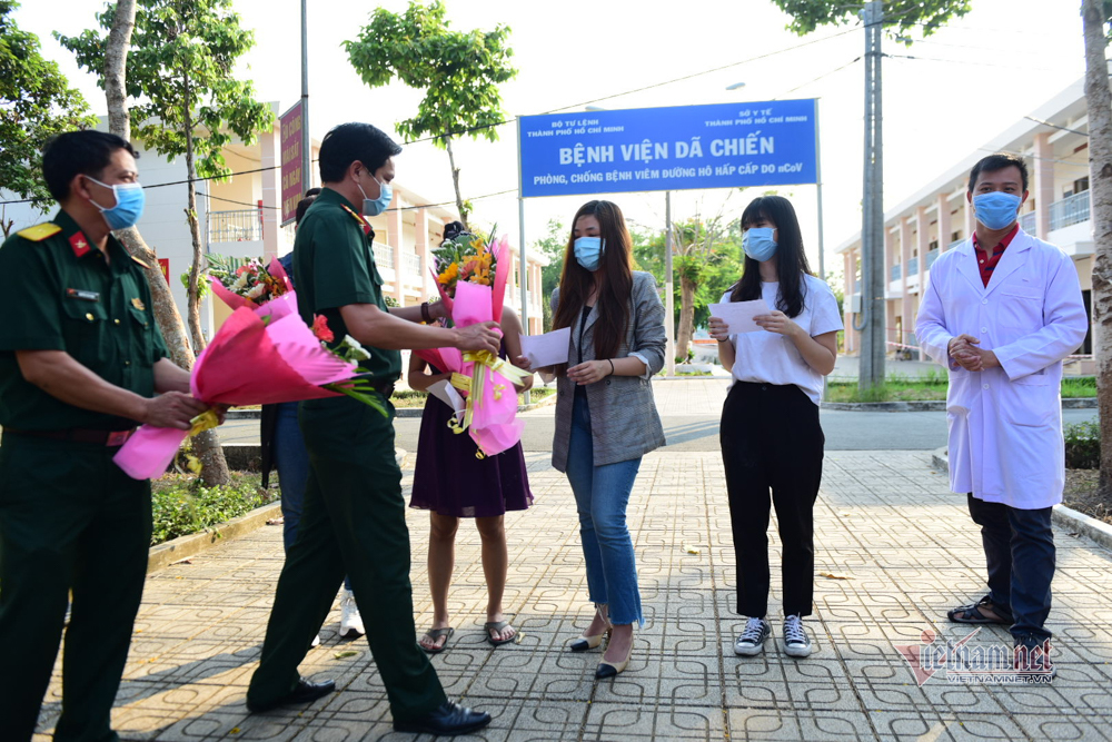 4 nữ bệnh nhân Covid-19 tươi vui xuất viện, tặng hoa bác sĩ ở TP.HCM