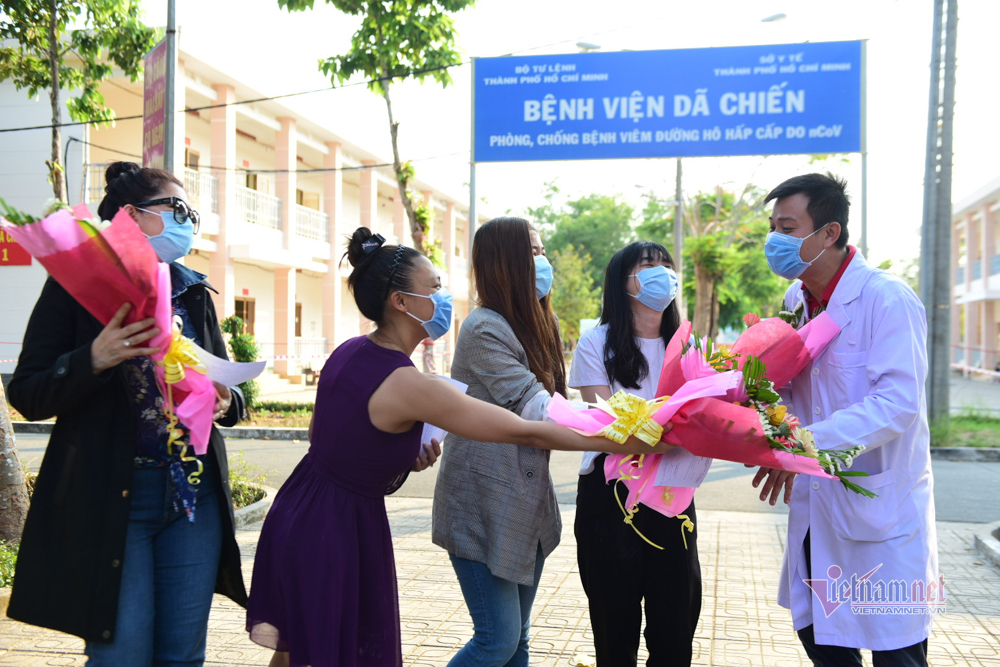 4 nữ bệnh nhân Covid-19 tươi vui xuất viện, tặng hoa bác sĩ ở TP.HCM