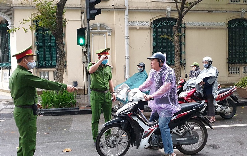 Hà Nội, Đà Nẵng mạnh tay với người ra đường không đeo khẩu trang