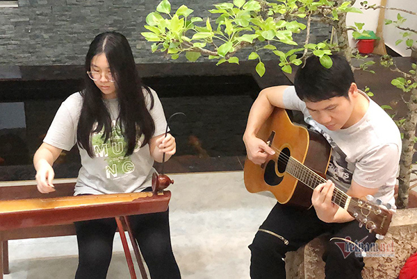 Con gái Trọng Tấn chơi đàn bầu 'Gặp mẹ trong mơ'