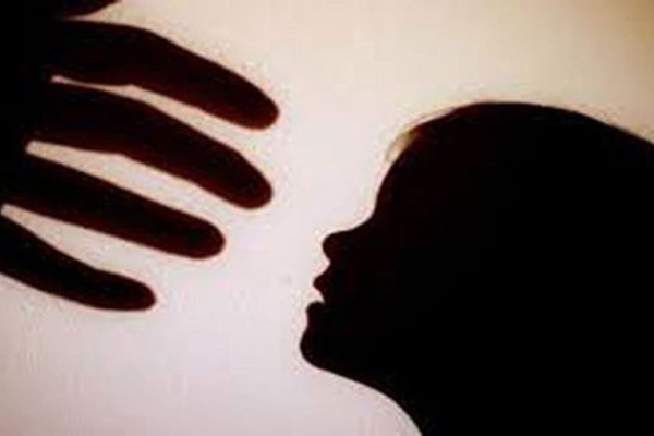 Điều tra vụ bé gái 11 tuổi nói với mẹ bị nhiều thanh niên xâm hại
