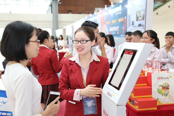 Tải app HDBank, ‘săn’ xe Vespa sành điệu