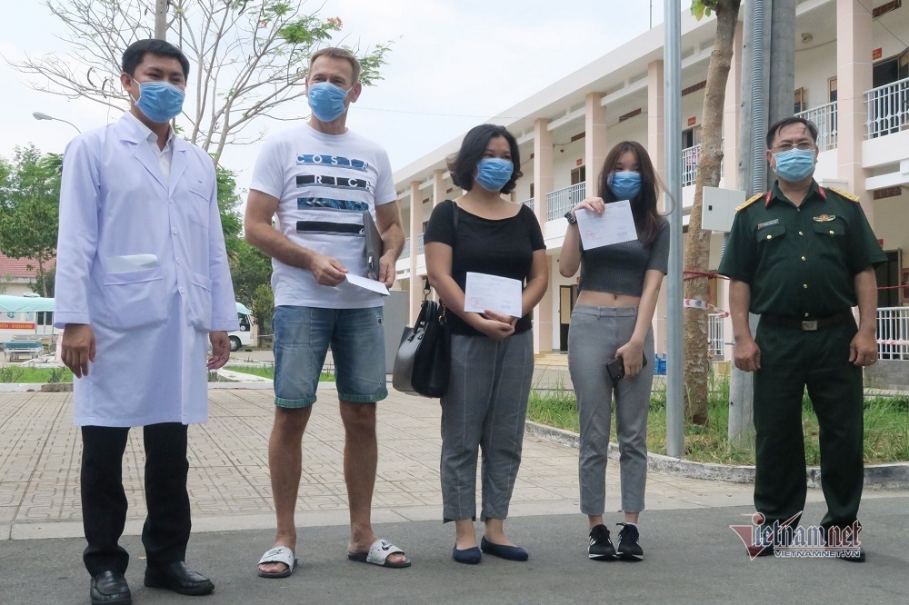 Bệnh nhân nước ngoài cảm ơn Việt Nam ngày ra viện