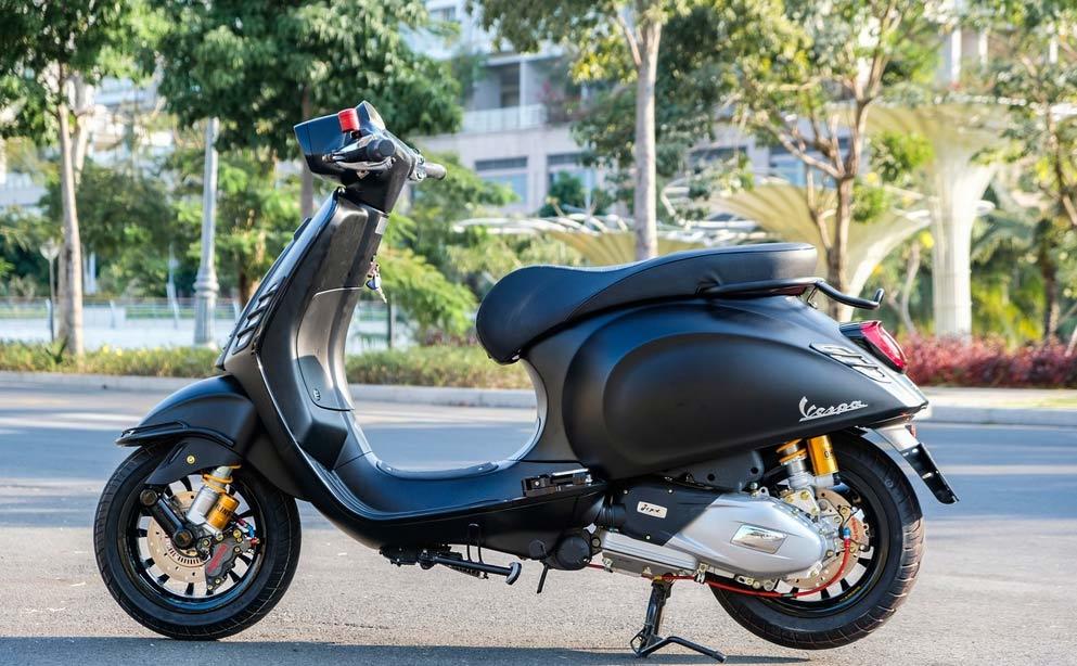 Vespa Sprint phiên bản bóng đêm với gói độ hơn 110 triệu tại TP.HCM