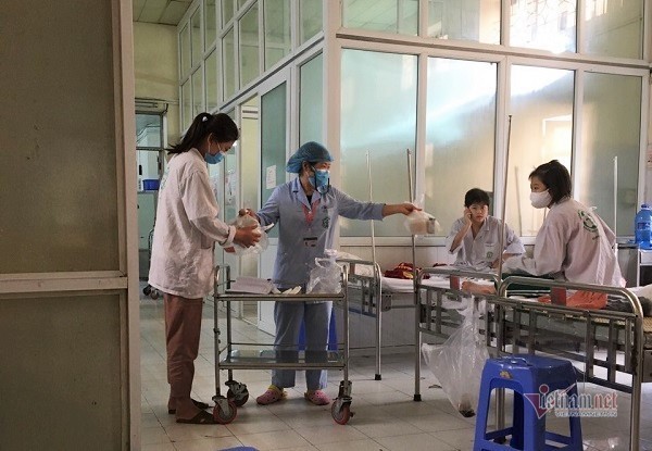 Bệnh nhân BV Bạch Mai: “Chúng tôi dựa vào nhau, dựa vào bác sĩ”