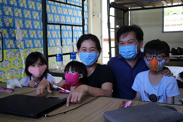 Cuộc sống của nữ tiến sĩ ĐH Y dược cùng chồng và 3 con nhỏ trong khu cách ly