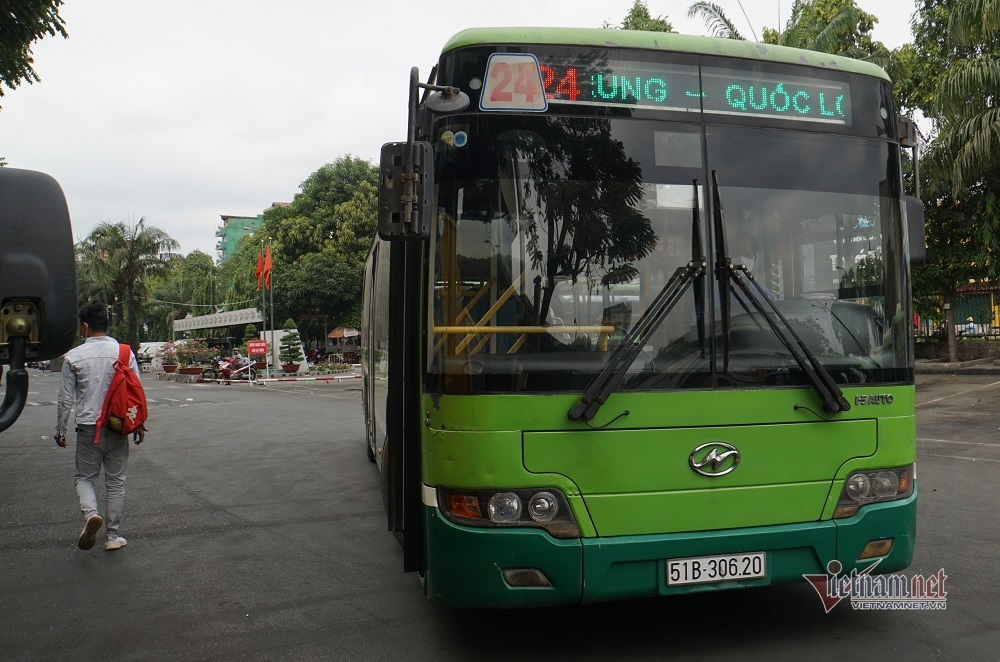 Người Sài Gòn hết cảnh chực chờ đi xe buýt ở các trạm