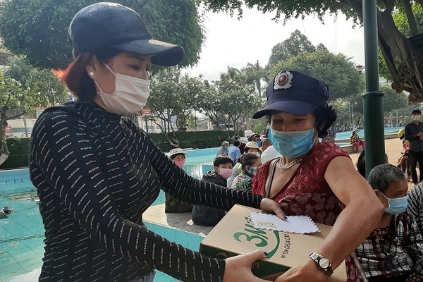 Sau miễn tiền trọ, chủ đại lý vé số tặng trăm triệu cho người nghèo