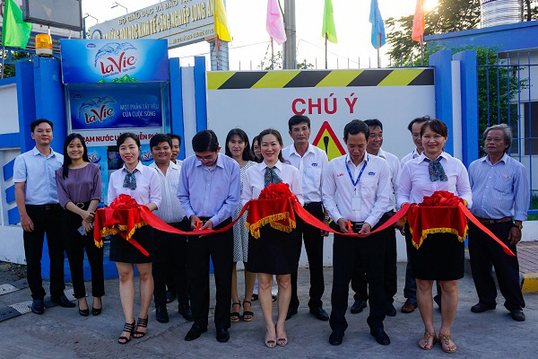 Hỗ trợ nước khoáng La Vie đến người dân vùng hạn mặn