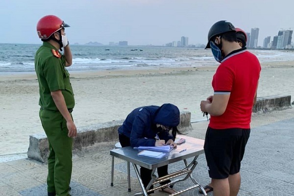 Đà Nẵng, Quảng Ninh phạt nóng hàng loạt người ra đường không đeo khẩu trang