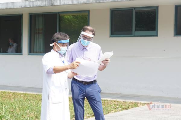 Bệnh nhân 49 ra viện, chờ vợ khỏi bệnh cùng trở về nước