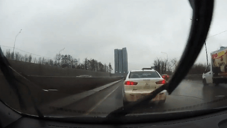 Ô tô bị thanh kim loại rơi trúng, vỡ kính chắn gió