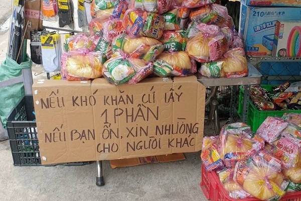 Tình người từ tấm biển 'mời nhận quà' của vợ chồng trẻ ở Bình Dương