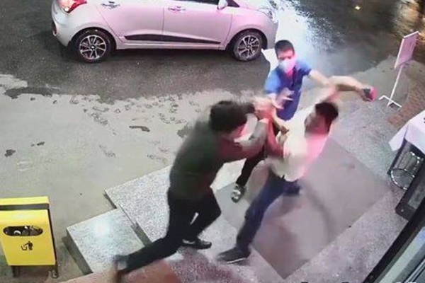 Nhắc đeo khẩu trang, nhân viên bệnh viện ở Phú Thọ bị đấm thâm tím mặt