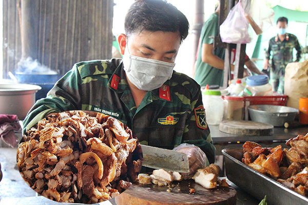 Nữ du học sinh Anh khen cơm bộ đội nấu trong khu cách ly