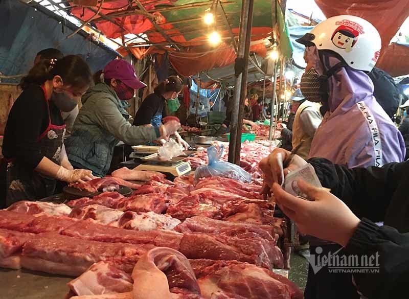 Tuyên bố giảm giá mà thịt lợn vẫn quá đắt, có 1 nhóm đang ăn lãi đậm