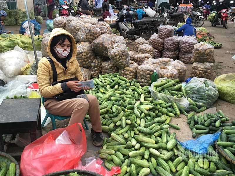 Ngày đầu cách ly, hàng la liệt ngoài chợ, chất đống trong siêu thị - Ảnh 3.