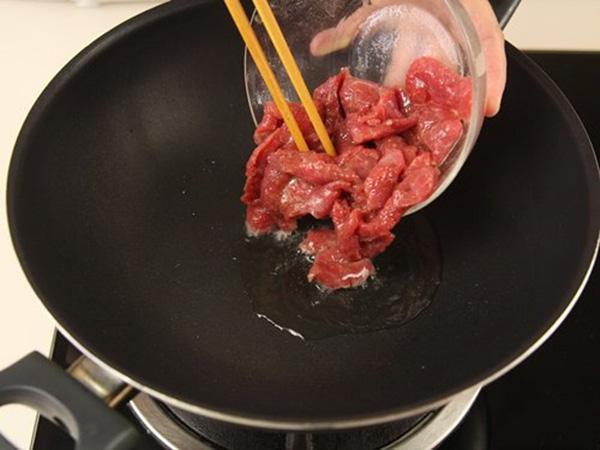 Đun sôi dầu để xào thịt bò: Đây là sai lầm lớn nhất khiến thịt dai nhách, kém ngon