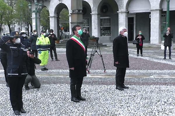 Hình ảnh mặc niệm các nạn nhân Covid-19 trên toàn Italia