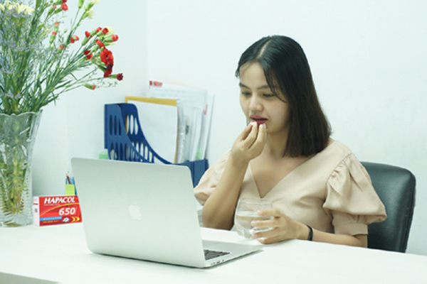 Chuyên gia khuyên: ‘Sốt giữa dịch, nên dùng paracetamol’