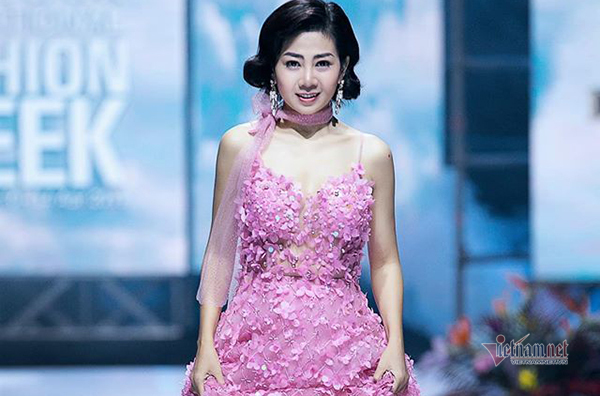 Đấu giá chiếc váy Mai Phương từng mặc gây quỹ cho con gái Lavie