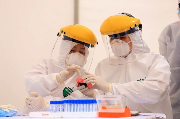 Thêm 4 ca Covid-19, 1 ca mới là người nhà bệnh nhân ở Bạch Mai