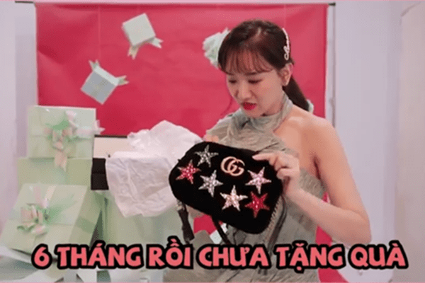 Hari Won 'đập hộp' khoe các món quà đắt đỏ