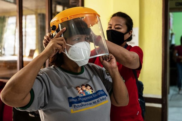 Chống dịch Covid-19, Philippines thiếu trầm trọng trang thiết bị y tế