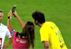 Nữ trọng tài bị sàm sỡ, vua sân cỏ rút thẻ vàng để selfie với Kaka