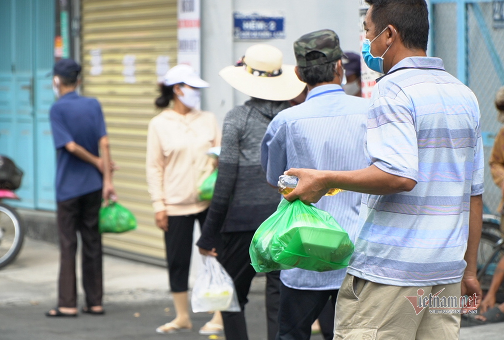 Quán cơm Sài Gòn mỗi ngày phát 600 phần ăn miễn phí