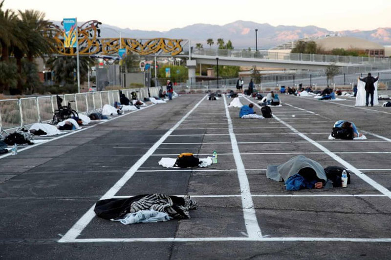 Giúp người vô gia cư giữ an toàn 2m, giới chức Las Vegas vẫn bị chỉ trích