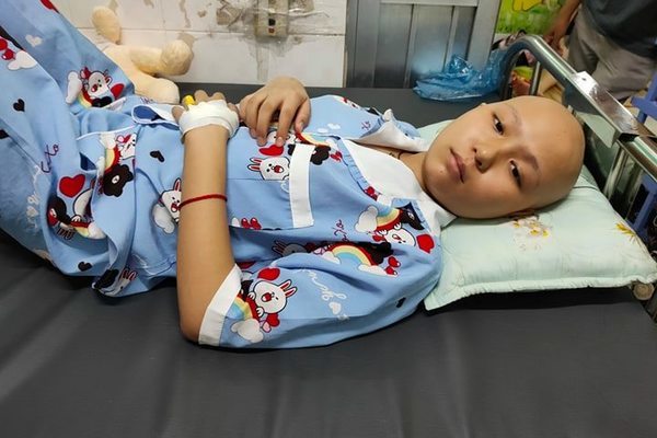 Mồ côi cha, mẹ thất nghiệp, bé gái ung thư buồn bã già trước tuổi