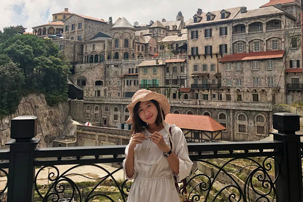 Cô gái được cả khu cách ly chú ý