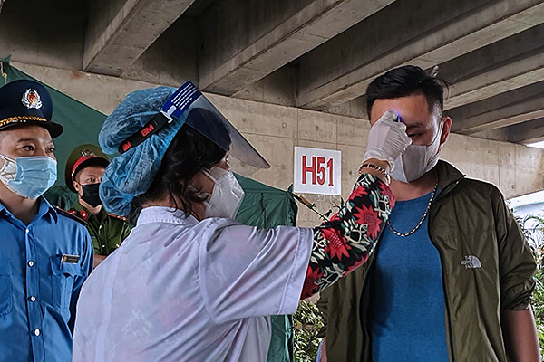 21 giờ không nghỉ của nữ cán bộ y tế phường nơi cửa ngõ Hà Nội