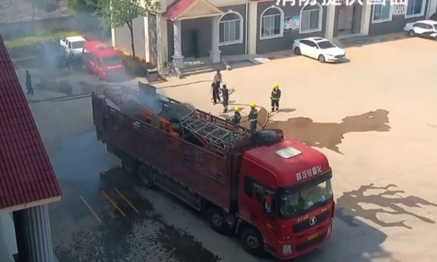 Xe tải bốc cháy ngùn ngụt, tài xế lái thẳng vào trạm cứu hỏa