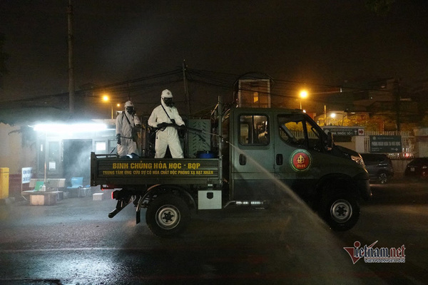 Xuất cấp 6 xe tiêu tẩy đa năng, 8 xe tiêu tẩy ARS-14 chống dịch