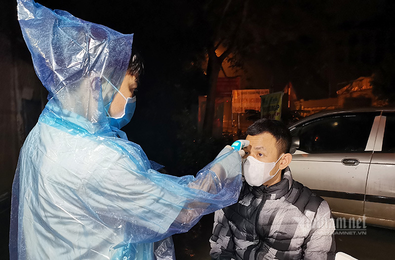 Qua chốt kiểm soát vào Hà Nội, người thân nhiệt cao được đưa đi test nhanh