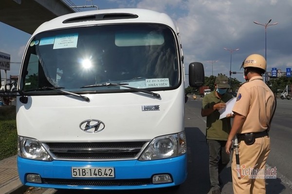 Kiểm tra y tế toàn bộ người ra vào TP.HCM chống dịch Covid-19